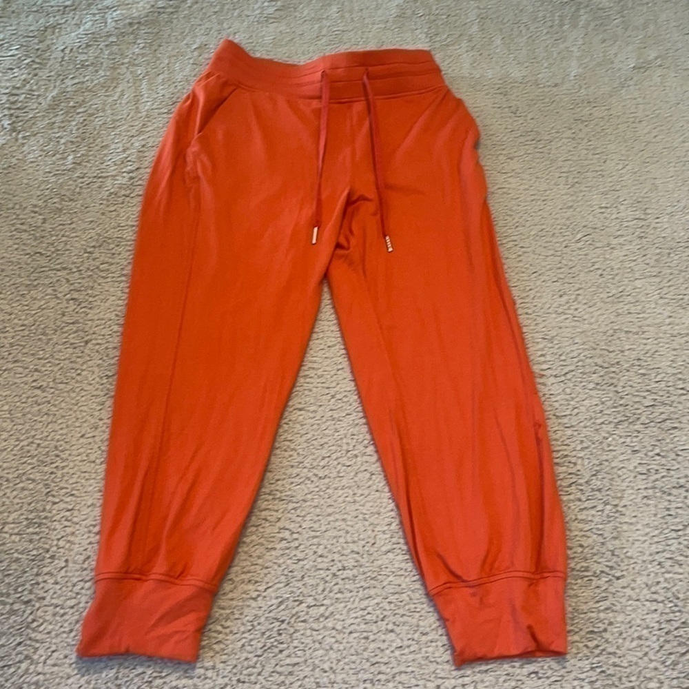 Lululemon Cropped Jogger size 6 color red rock
